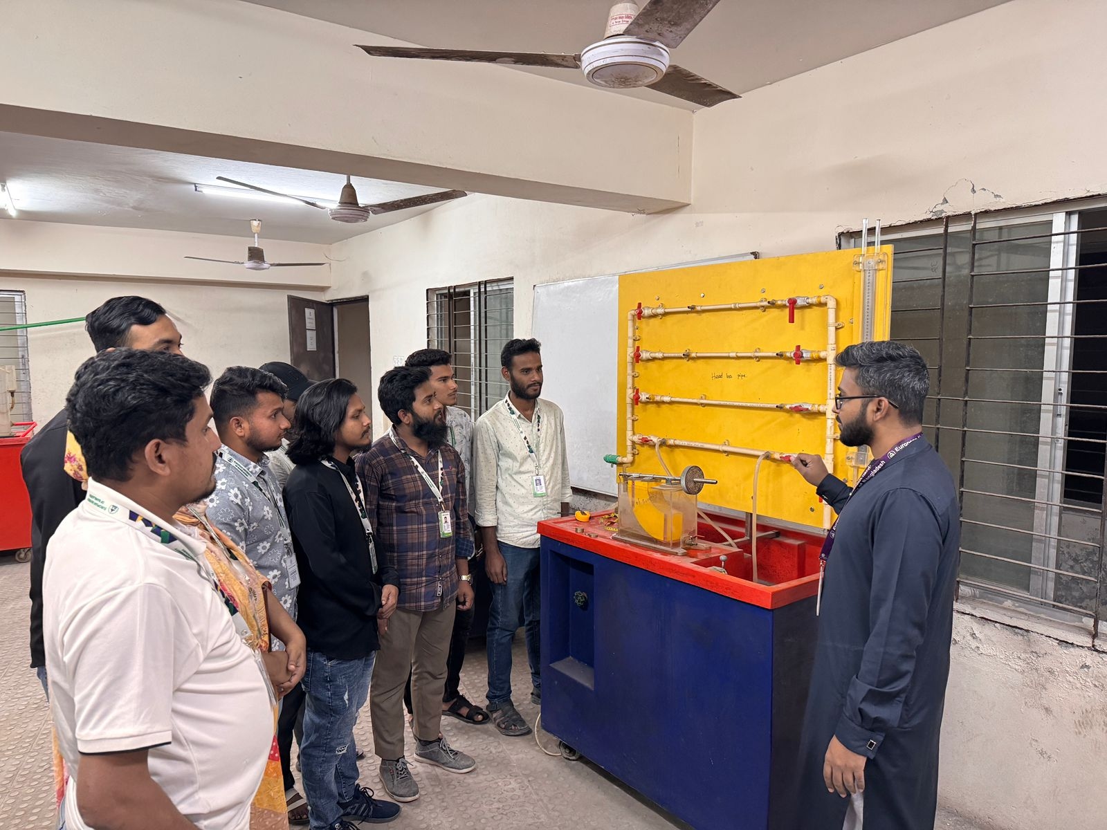 Fluid mechanics apparatus showing pipe friction