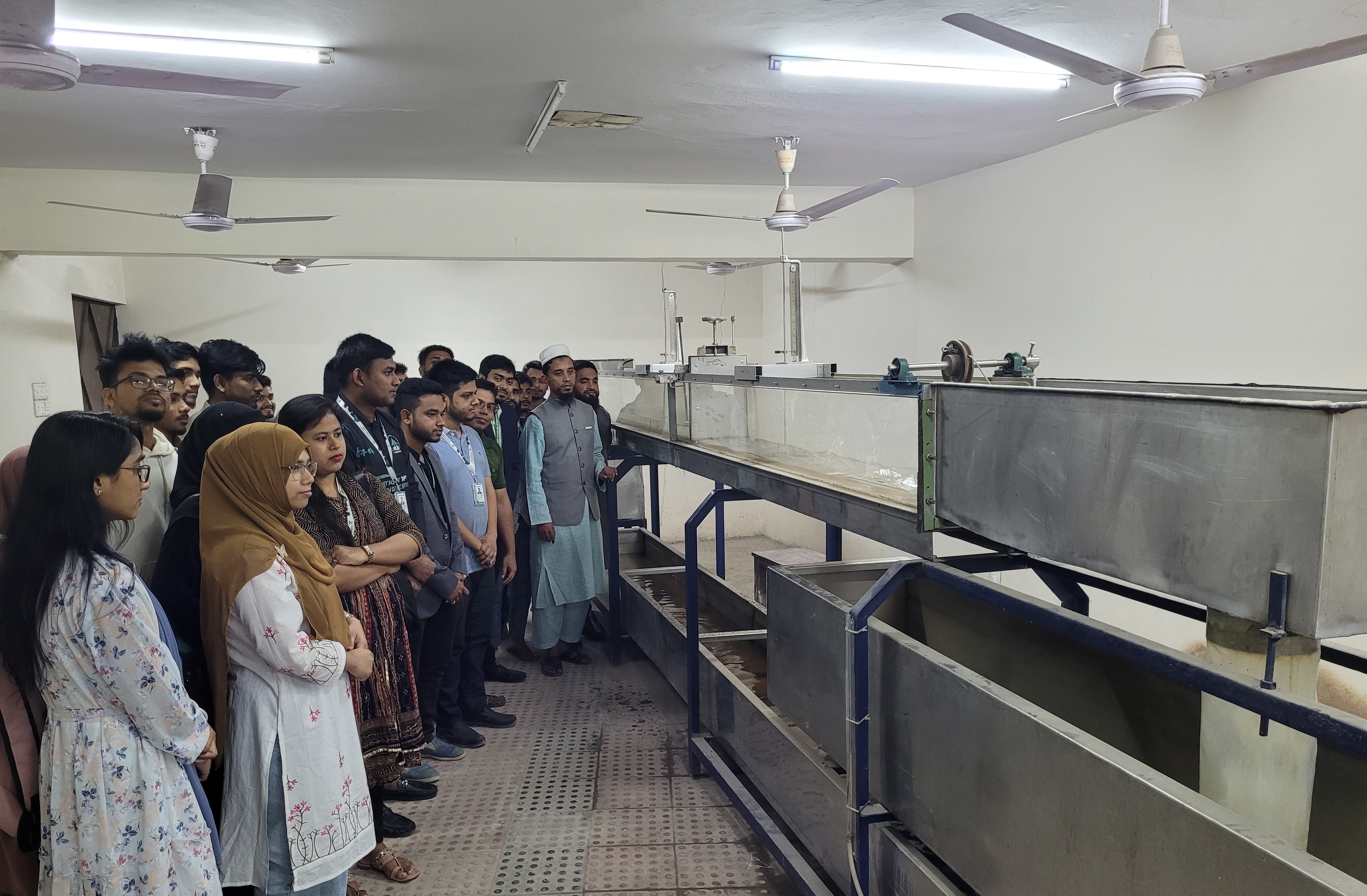 Tilting flume for open channel flow experiments