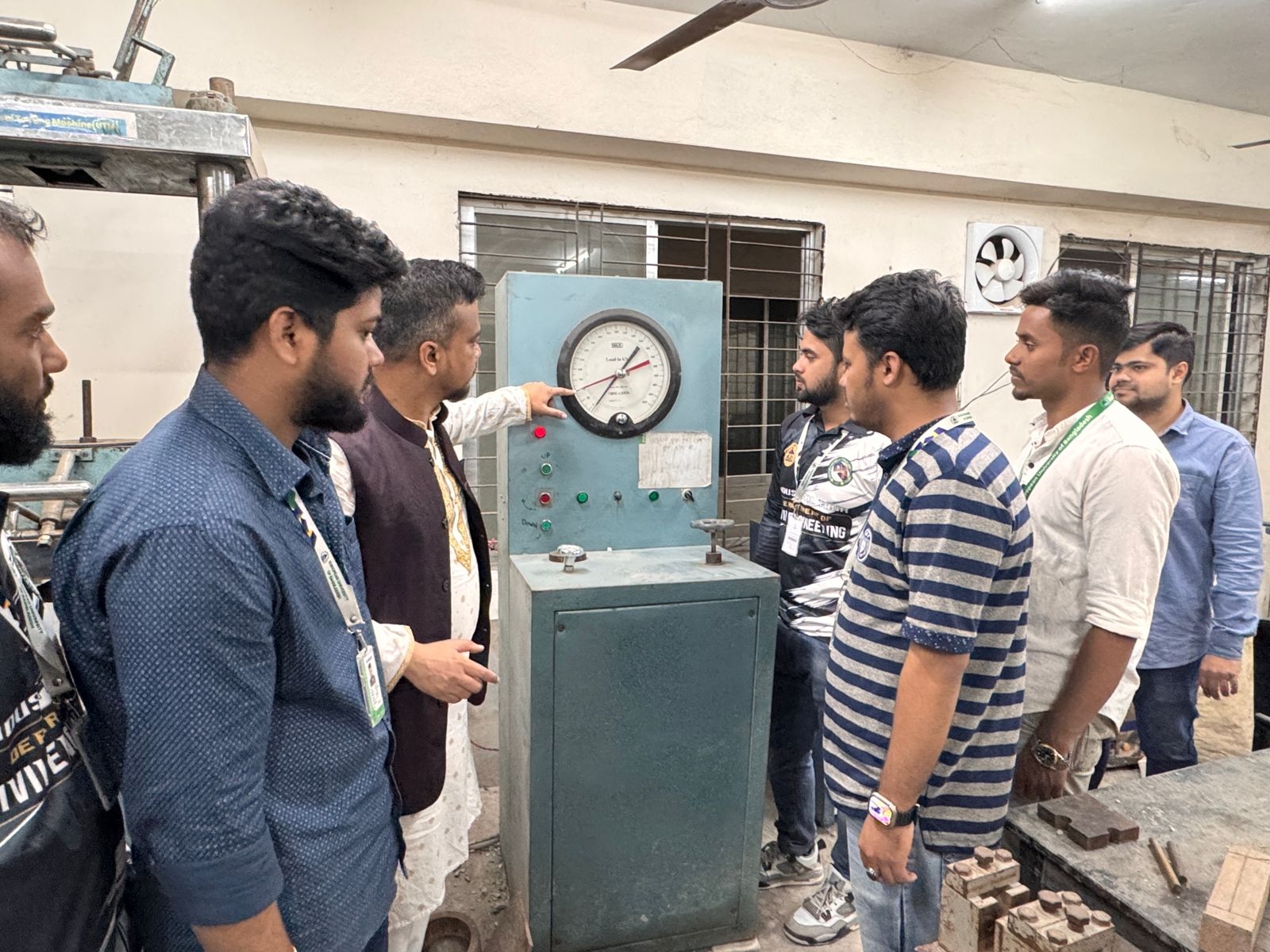 Structural mechanics apparatus for testing beam bending and column buckling