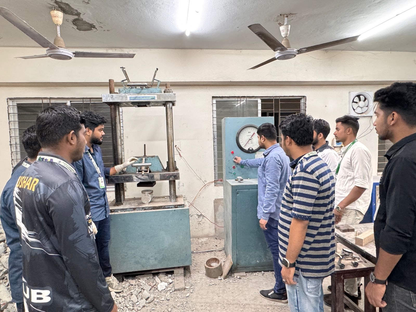 Structural mechanics apparatus for testing beam bending and column buckling